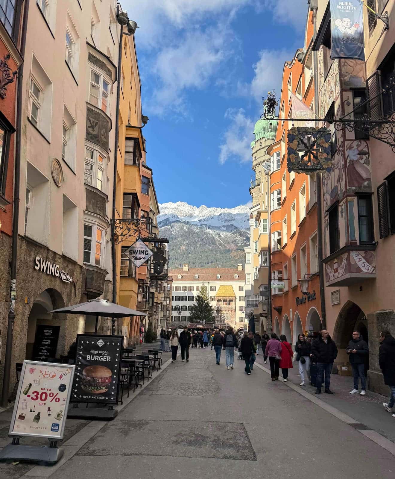 Die Innsbrucker Altstadt mit Goldenem Dachl und Nordkette