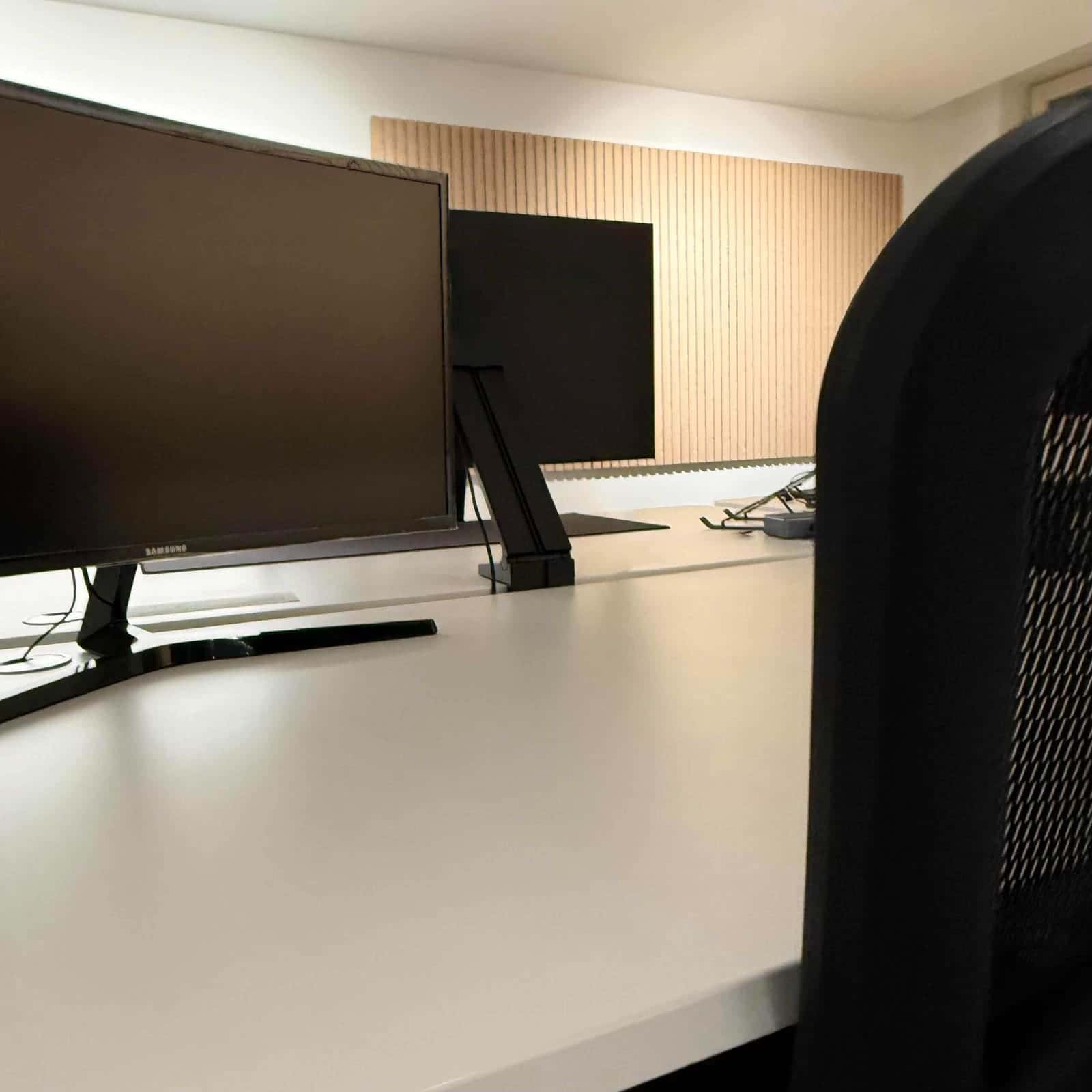 Höhenverstellbarer Arbeitsplatz mit Monitor im itreebute Space