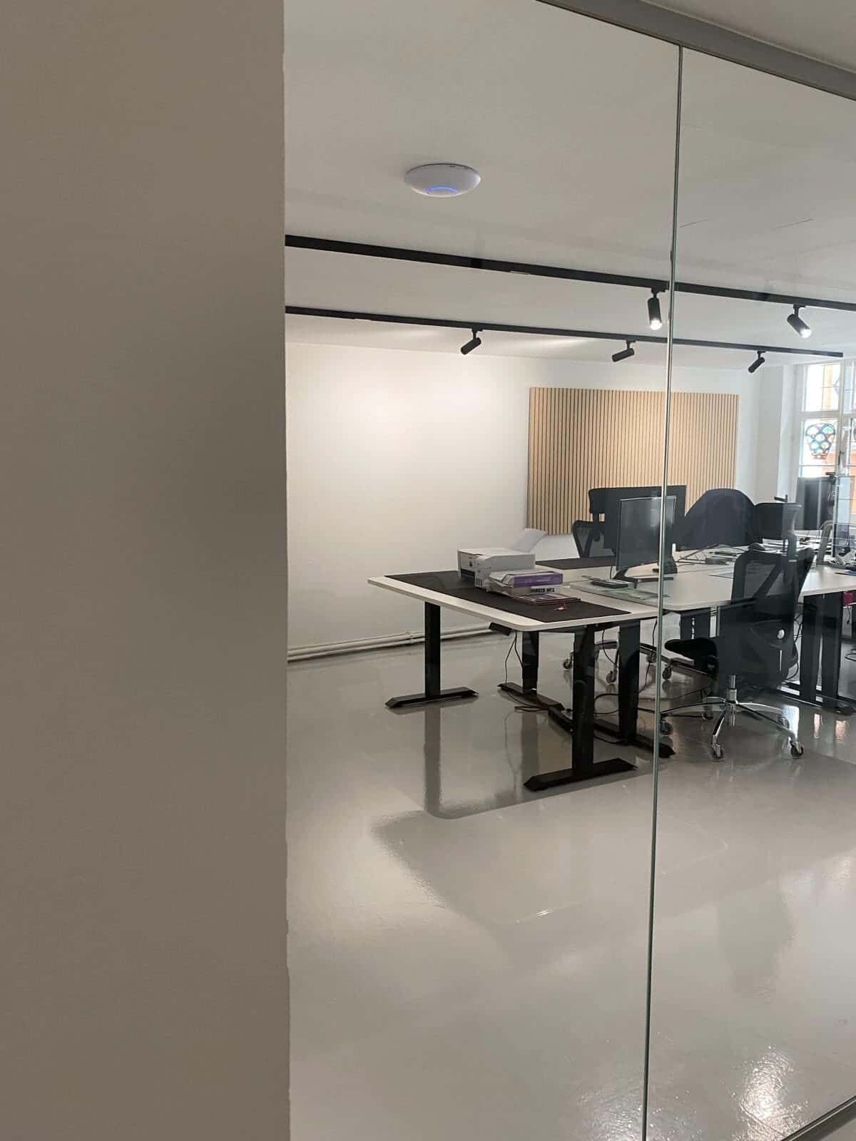Der itreebute Space: heller Arbeitsraum im revitalisierten Altbau